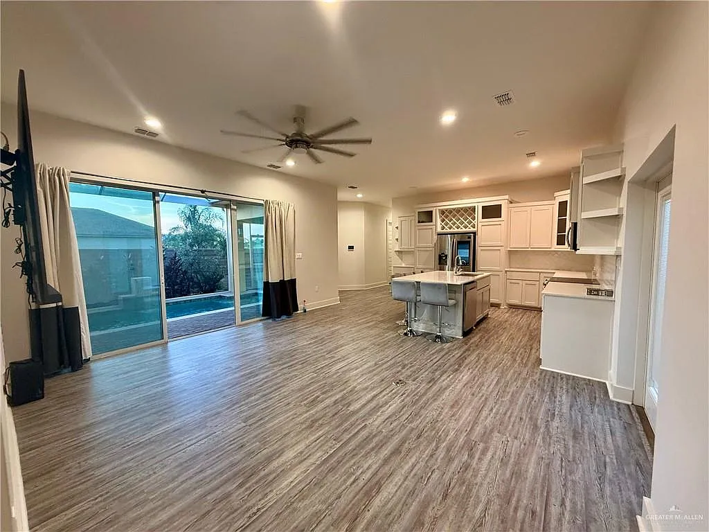 3 bed, 3.0 bath, 1681 sqft, $2,400 — Photo 2