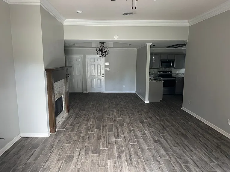 114 Colchester Dr — Photo 3