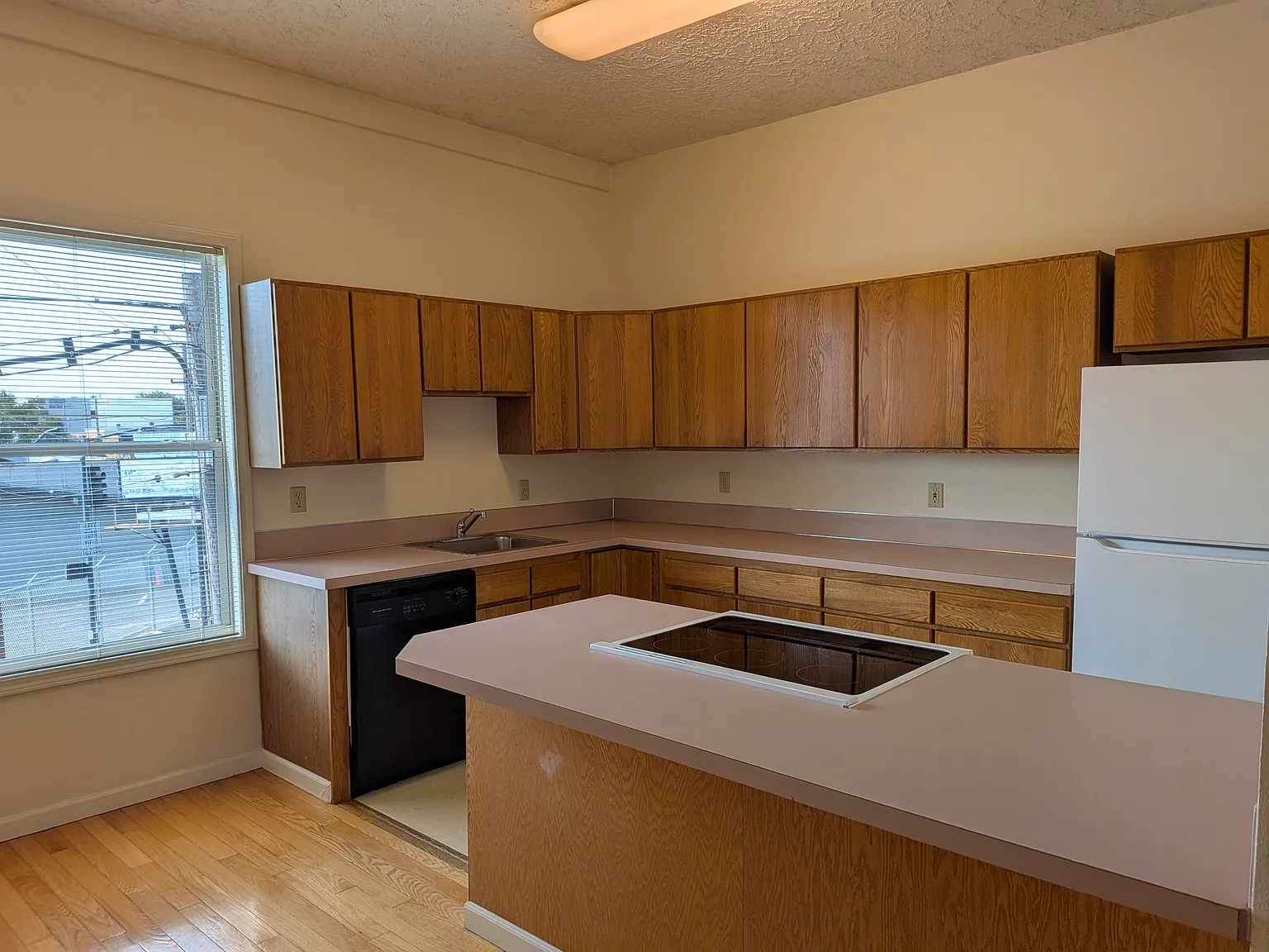 2 bed, 950 sqft, $1,995 — Photo 2