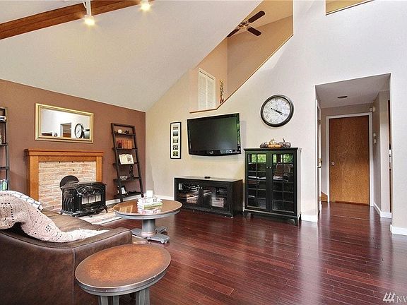 4th image of 818 207th Ave NE