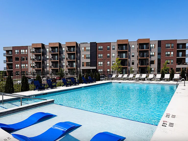 Eastpark Apartments — Photo 2
