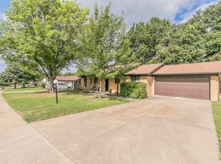 209 Rhineland Rd, Benbrook, TX 76126