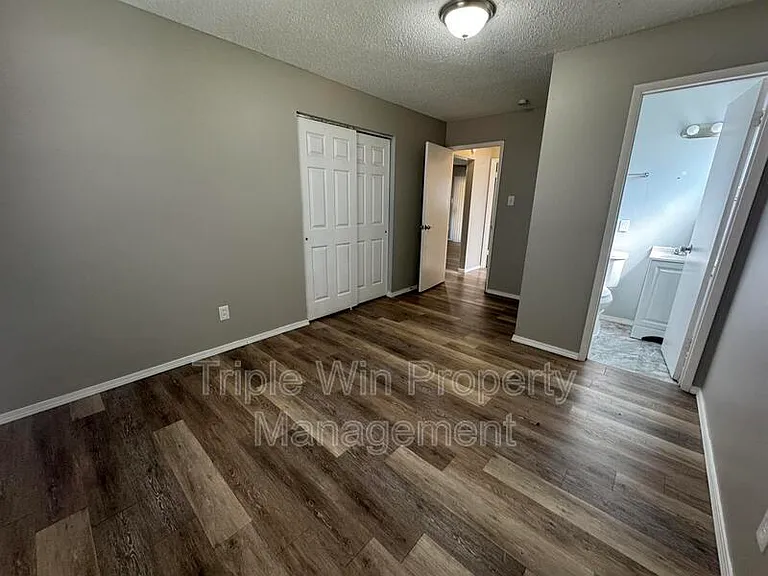 513 Coachway Ln — Photo 22