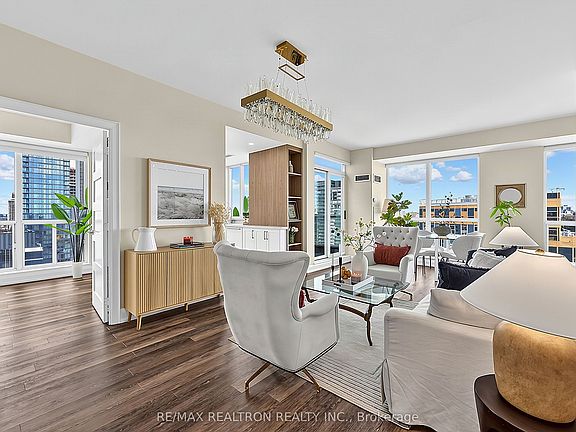 3rd image of 8 Park Rd #Penthouse 3802