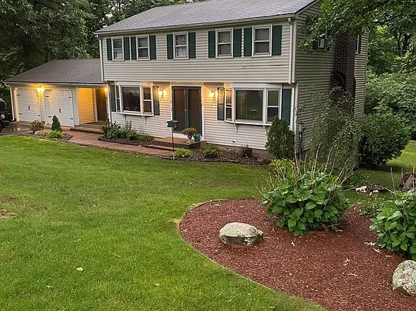 8 Pioneer Dr, Ellington, CT 06029