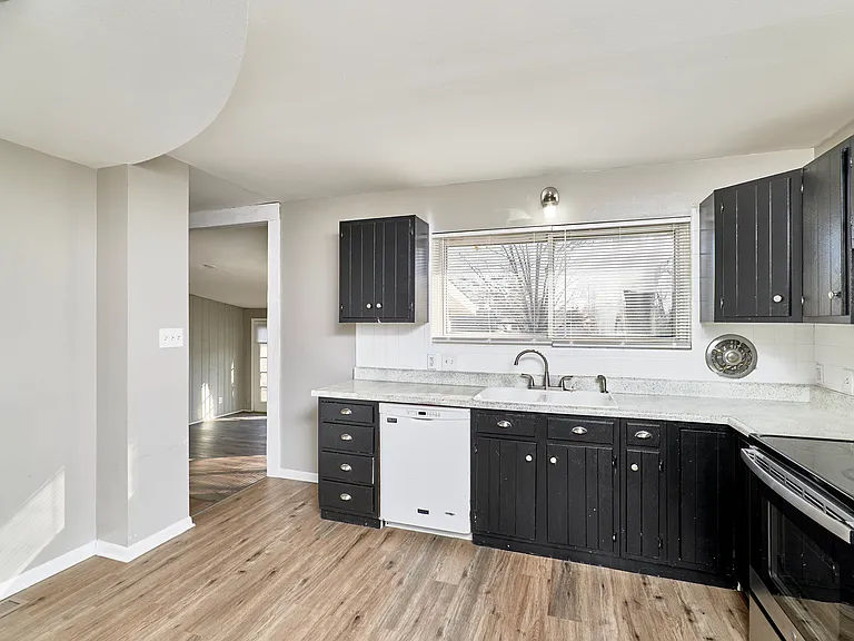 495 Versailles Dr — Photo 6