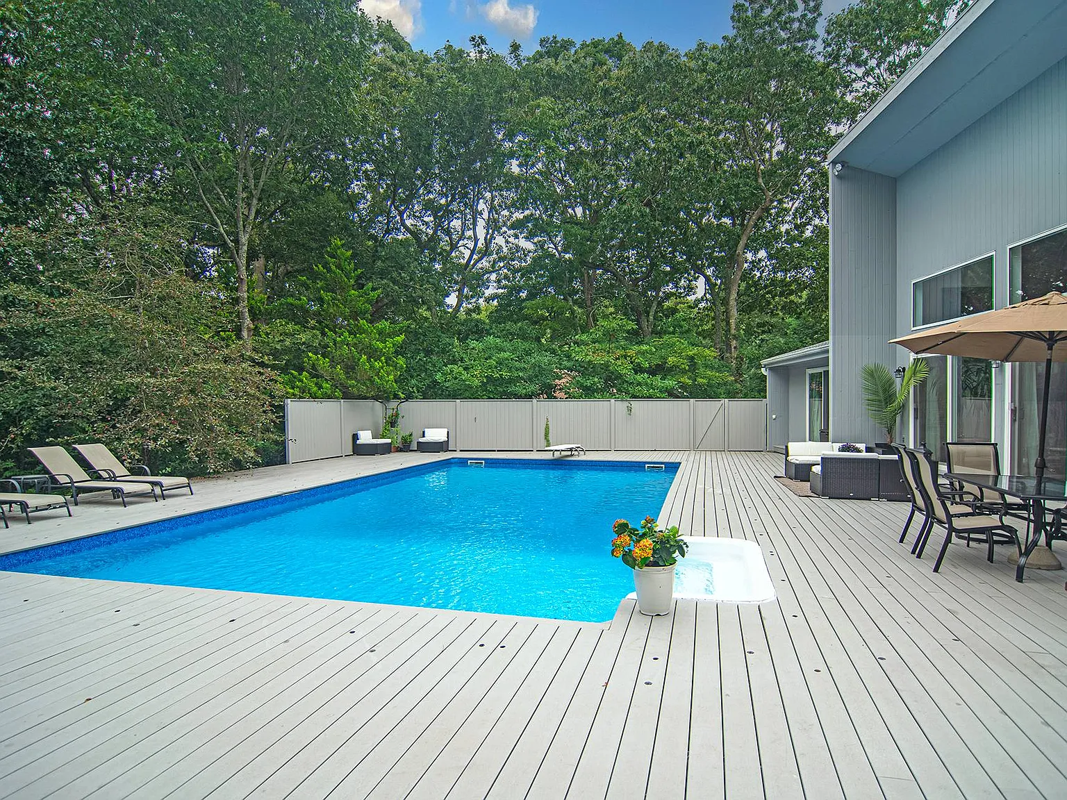 Stylish Contemporary Home with Private deck and Pool! — Photo 2