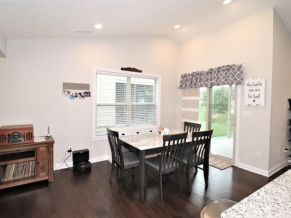 4th image of 730 Villa Ct