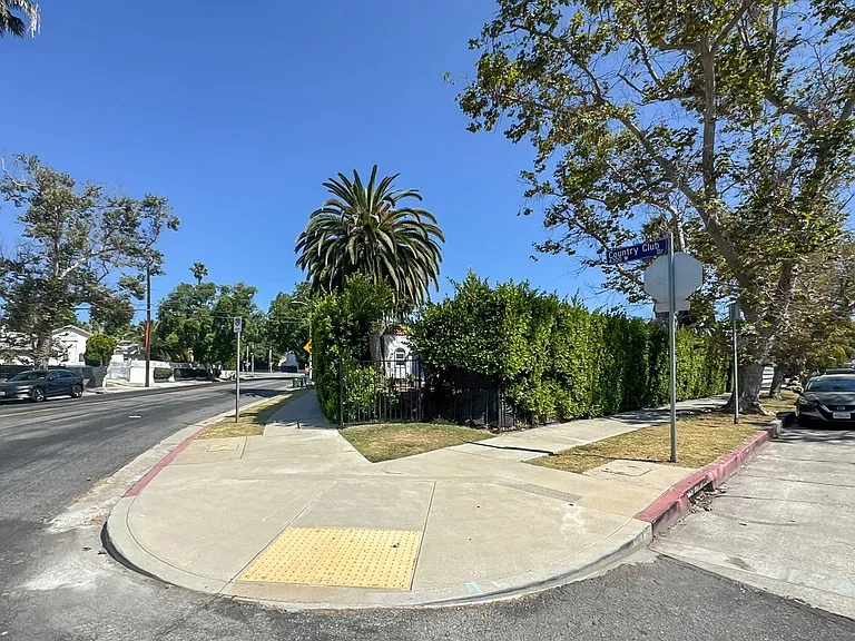 1043 S Plymouth Blvd — Photo 39