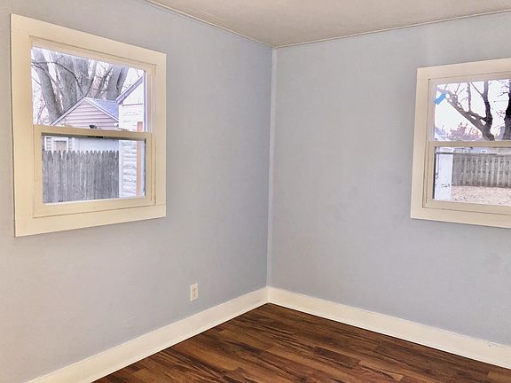 5th image of 924 N Sunset Ave