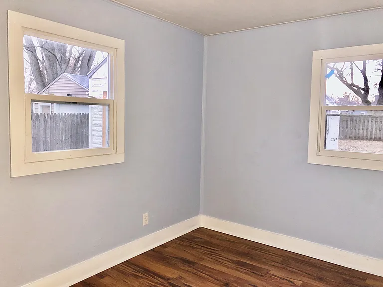 924 N Sunset Ave — Photo 5