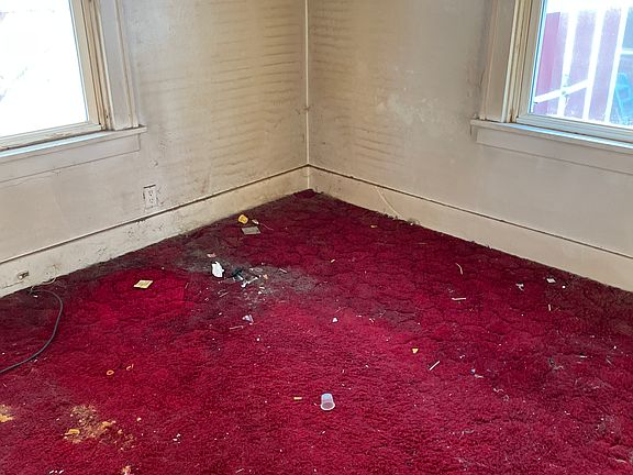 4th image of 228 Whitelaw Ave