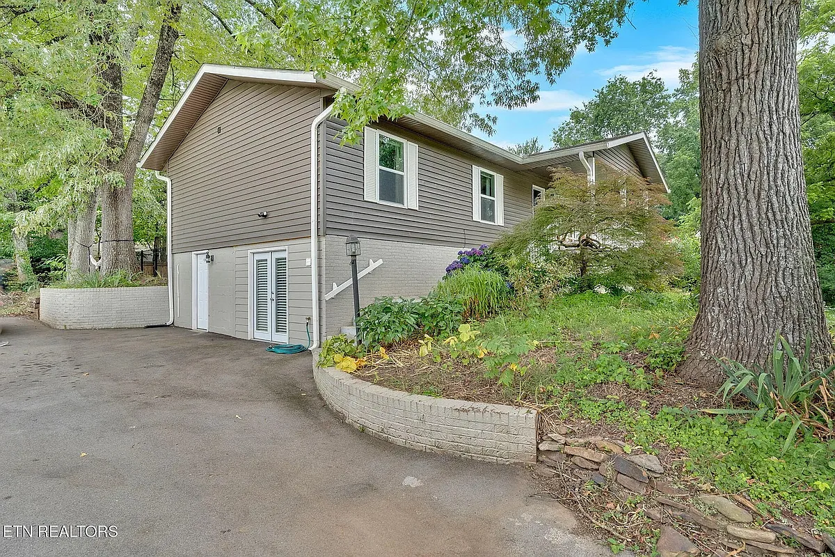 Building Photo - 8202 Westland Dr