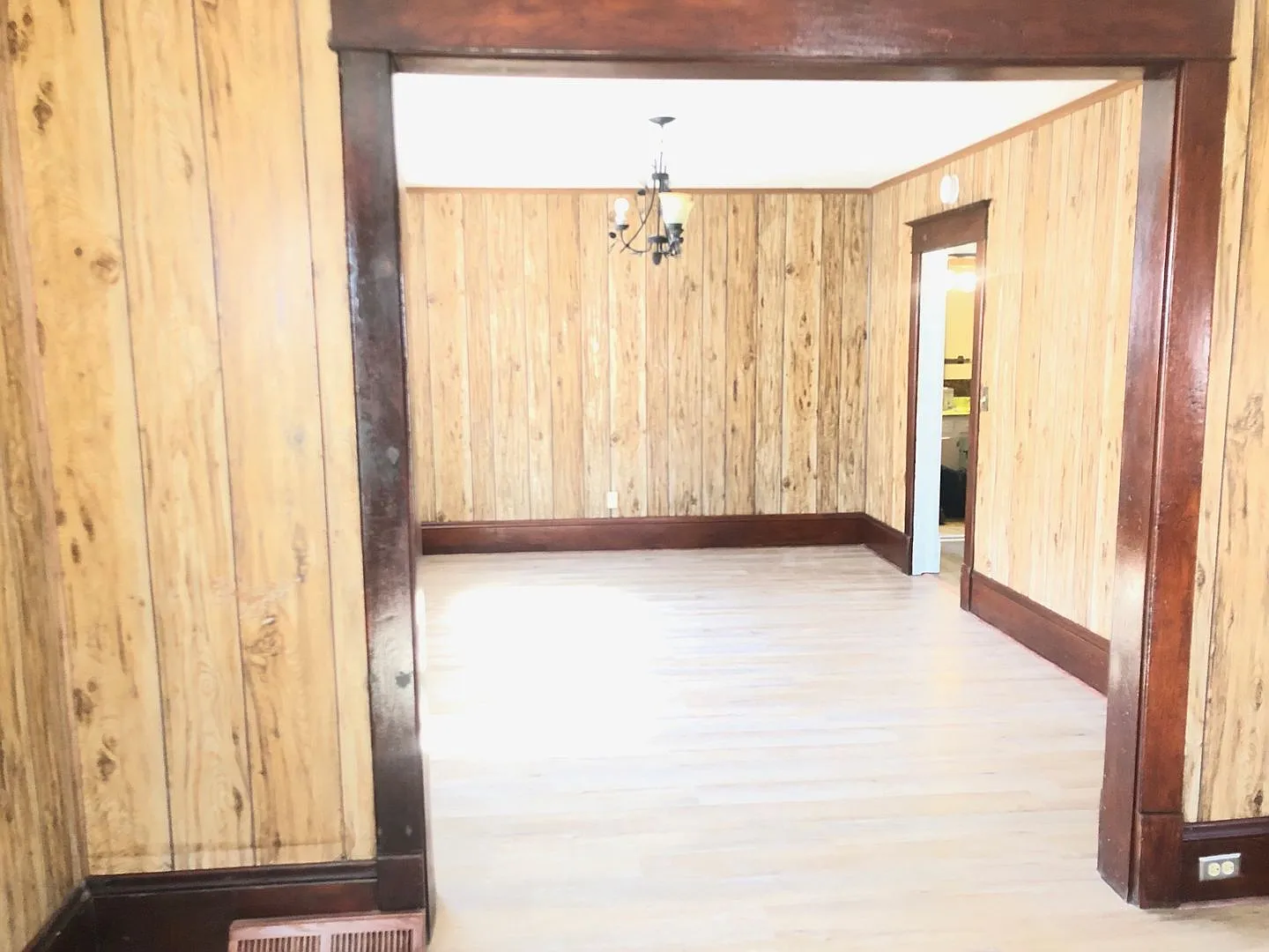 Attractive, recently remodeled, 2BR home in Bloomington. Central air and dog friendly — Photo 2