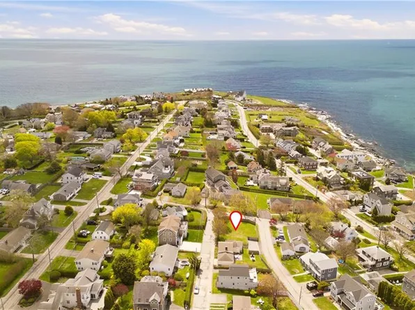 2 Stimpson St, Middletown, RI 02842