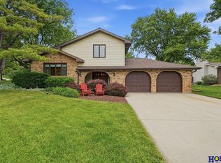 6500 Applewood Dr, Lincoln, NE 68516