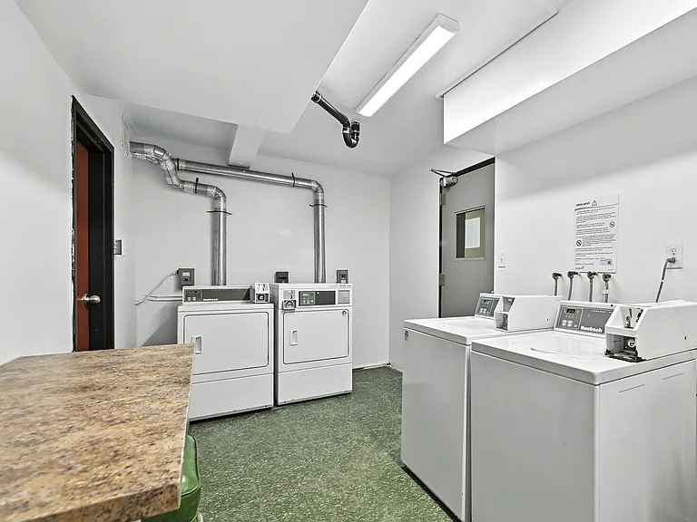 116 Charlton Ave W — Photo 11