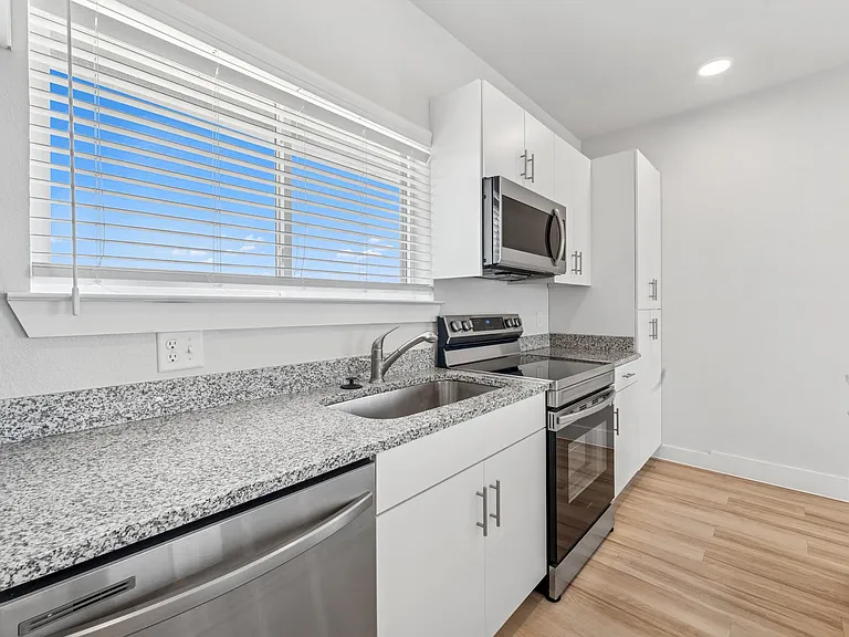 Ensign Apartments — Photo 12