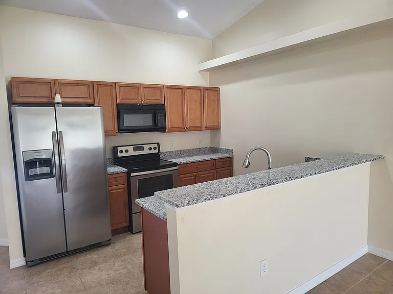 1914 SW 15th Pl — Photo 3
