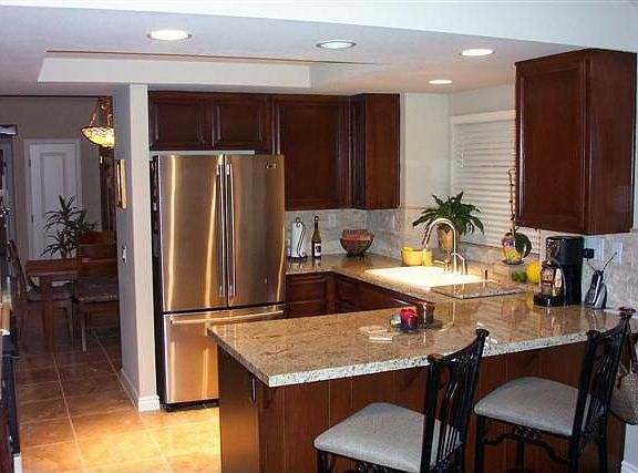 Beautiful kitchen w/slab granite