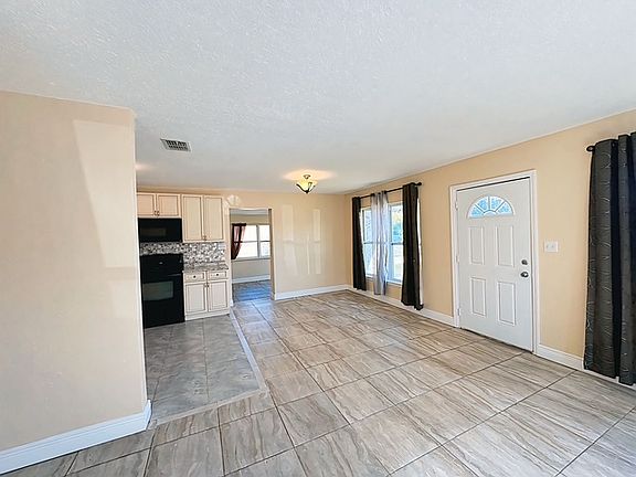 3rd image of 7618 Arezzo Ave