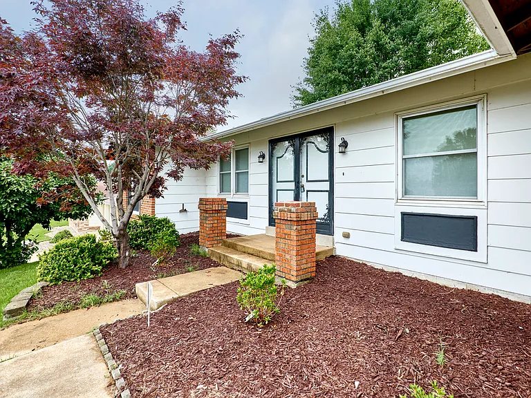 1815 Lakemont Ln — Photo 4