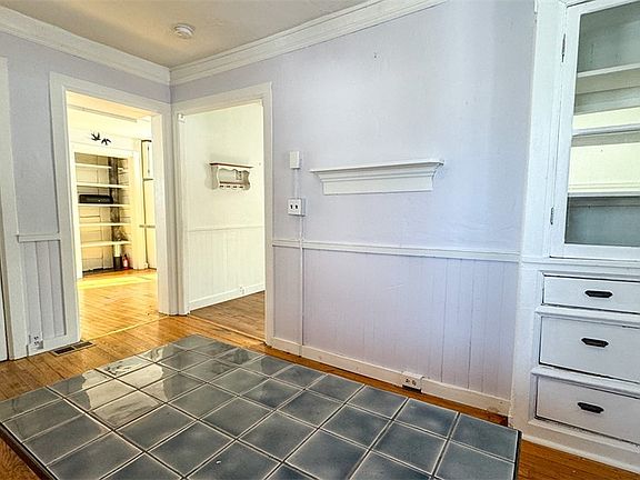 3rd image of 308 Coddington Rd
