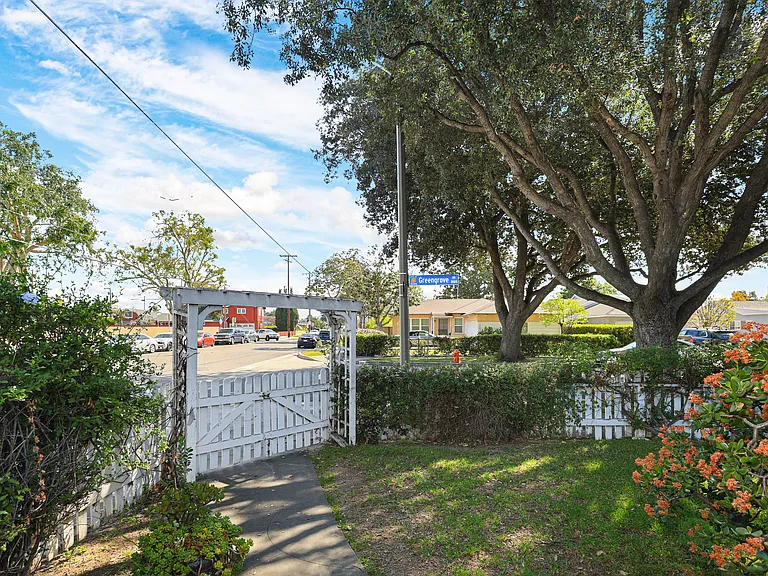 304 S Greengrove Dr — Photo 3