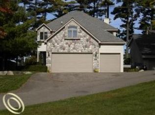 932 Pine Tree Rd W, Lake Orion, MI 48362