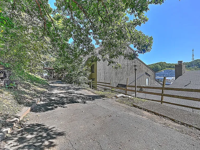 109 Beechnut St #7 — Photo 6