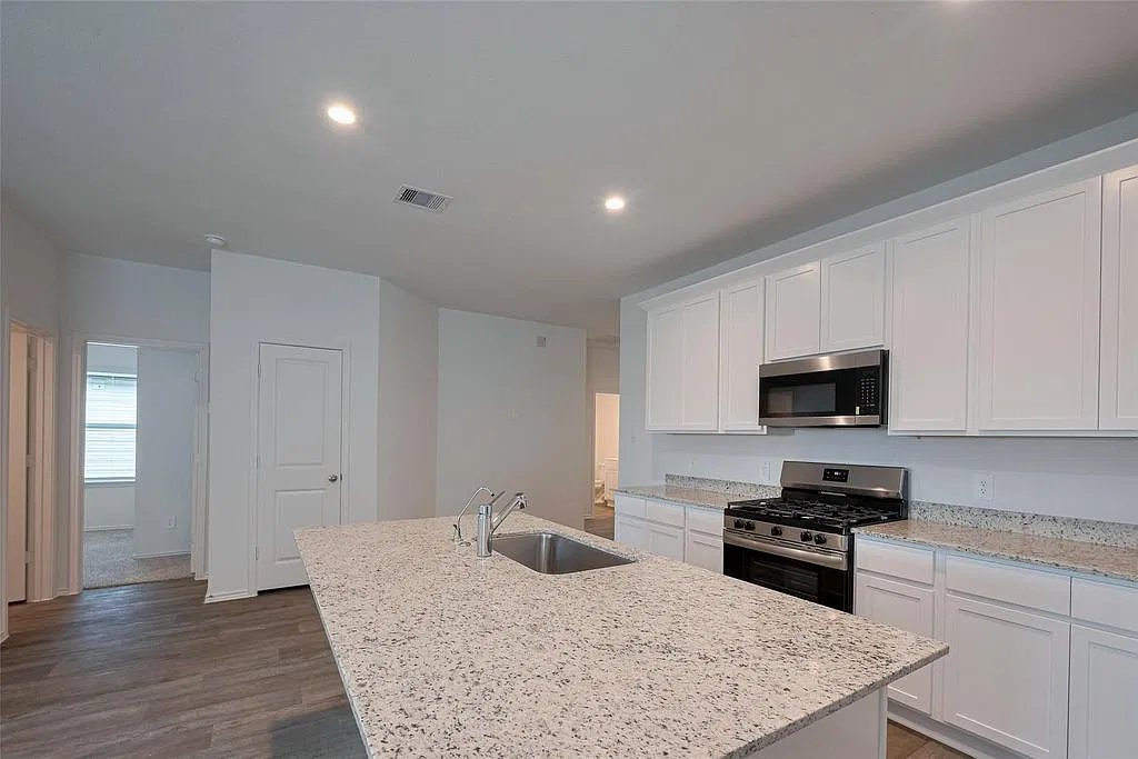 4 bed, 1797 sqft, $2,150 — Photo 3