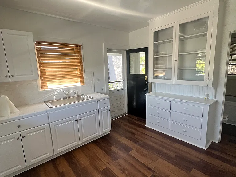 425-429 S Cabrillo Ave #427 — Photo 3