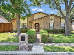 702 Woodcastle Dr, Garland, TX 75040