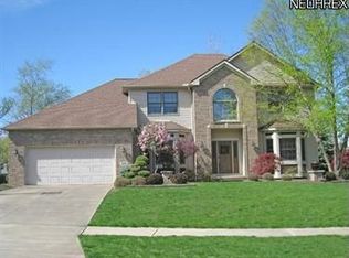893 Scenic Ln, Seven Hills, OH