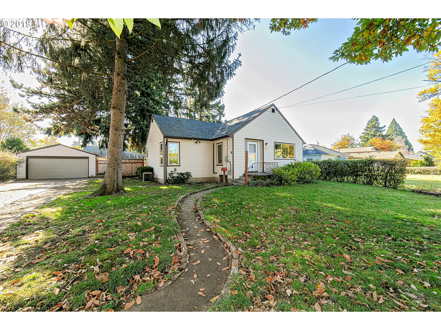8800 SE Mill St photo 1