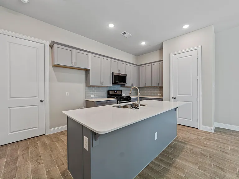 4267 Shavano Dr — Photo 3