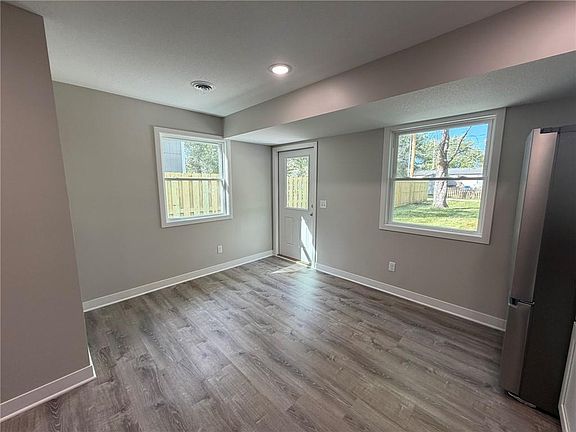 5th image of 917 W Valley St
