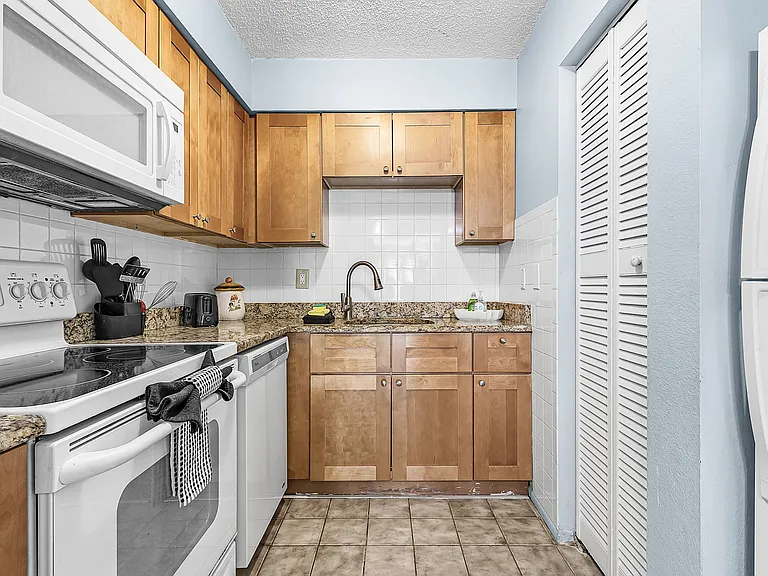 152 SW 47th Ter #4 — Photo 8