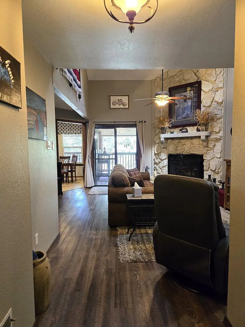 Furnished Three Bedroom Condo With Water and Internet Paid — Photo 3