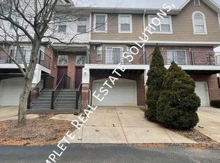 1462 Oakhill Dr, Greenwood, IN 46143