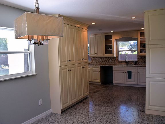5th image of 721 Northwood Cir