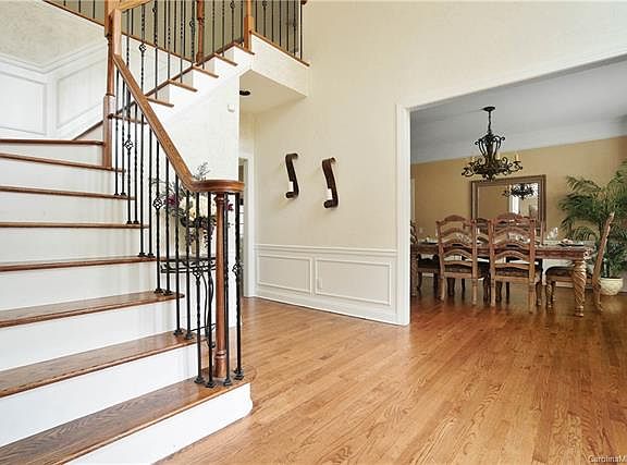 5th image of 7337 Versailles Ln