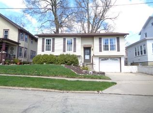 26 E Wayne St, Freeport, IL 61032