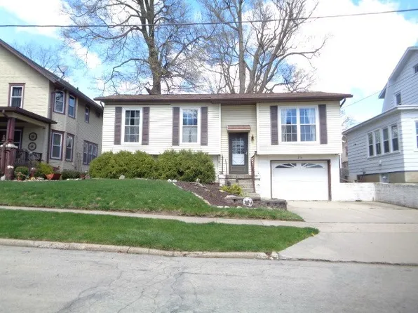 26 E Wayne St, Freeport, IL 61032
