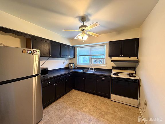 3rd image of 24 Woodedge Ave APT 3