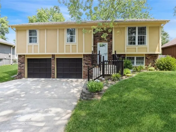 14217 S Cottonwood Dr, Olathe, KS 66062