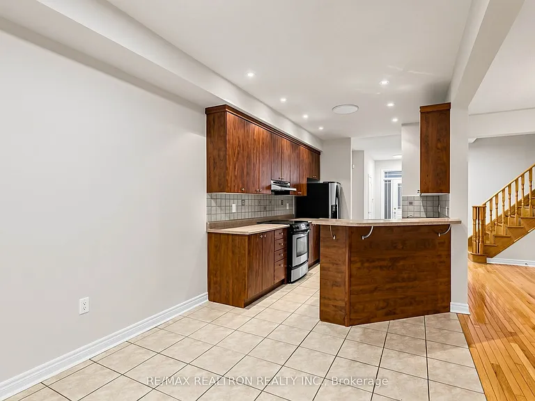 142 Mistywood Cres W — Photo 16