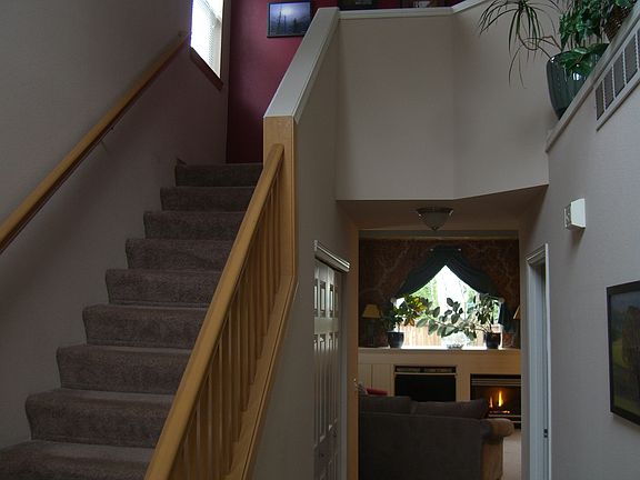 Entrance with vaulted ceilings