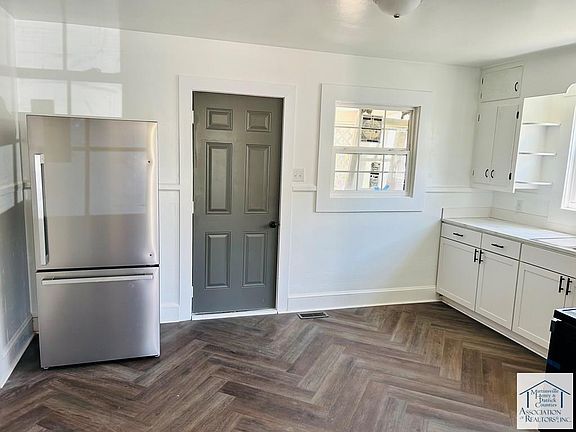 4th image of 411 Forest St