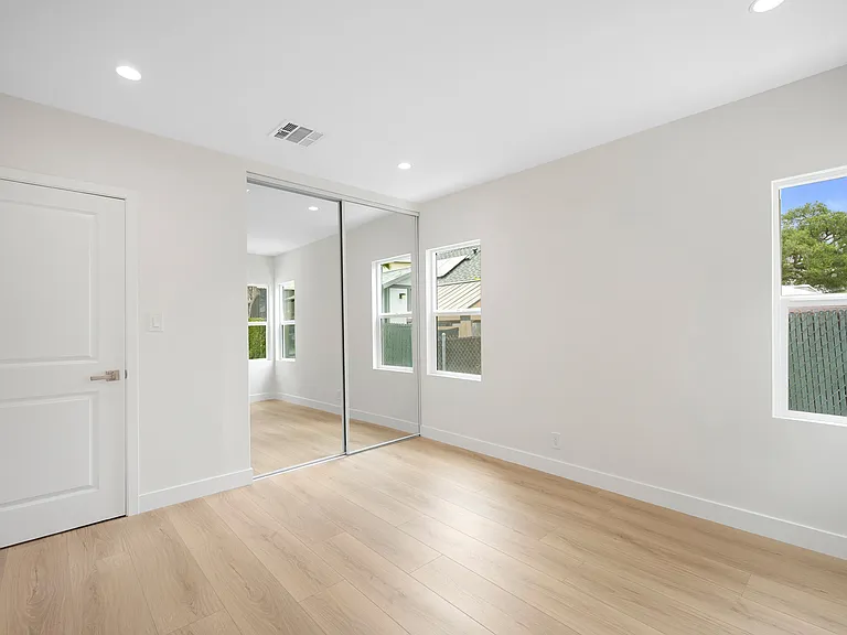 2519 Manhattan Ave — Photo 19
